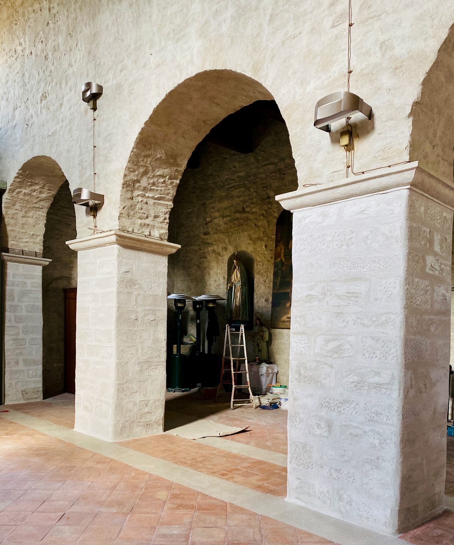 Navata a lavori conclusi, pilastri e archi in pietra