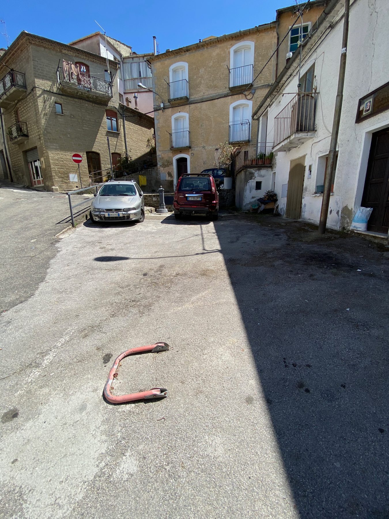 La piazza prima dell'intervento, seconda vista
