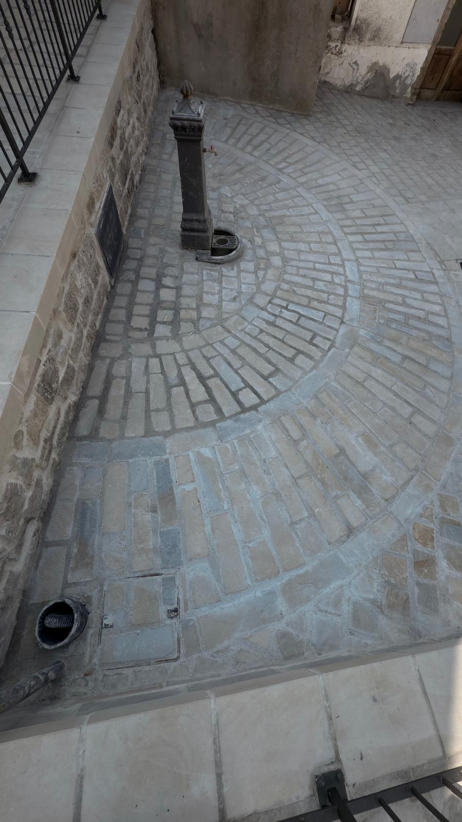 Il disegno della pavimentazione intorno alla fontana