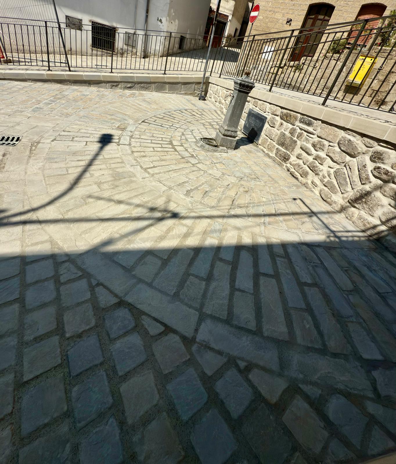 La piazza pavimentata, vista d'insieme