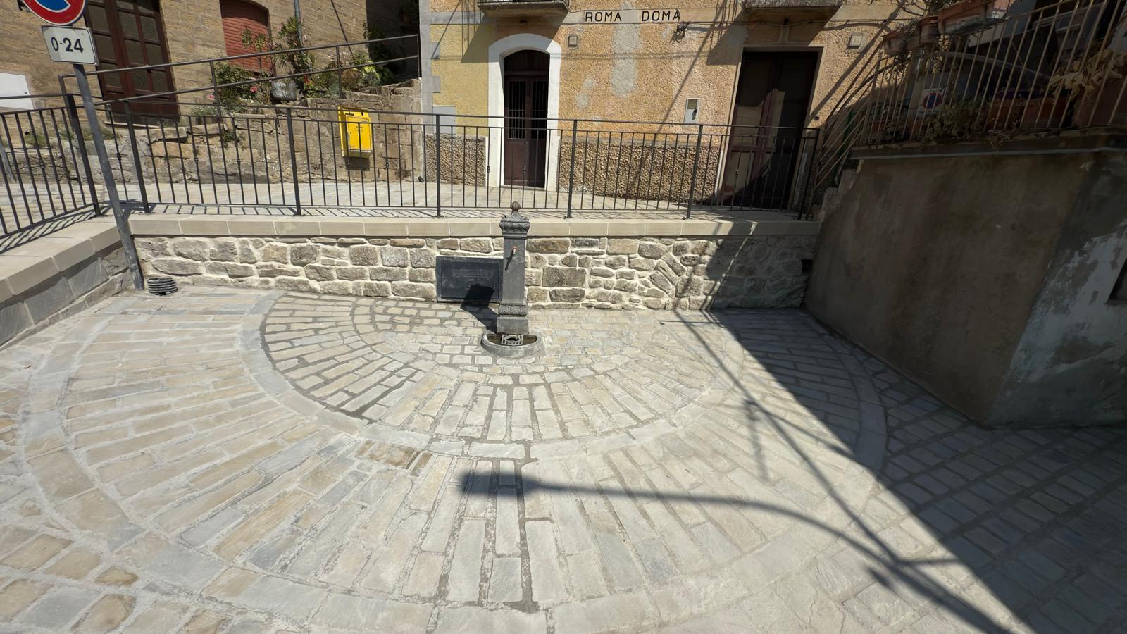 La fontana e la pavimentazione a raggiera dopo l'intervento