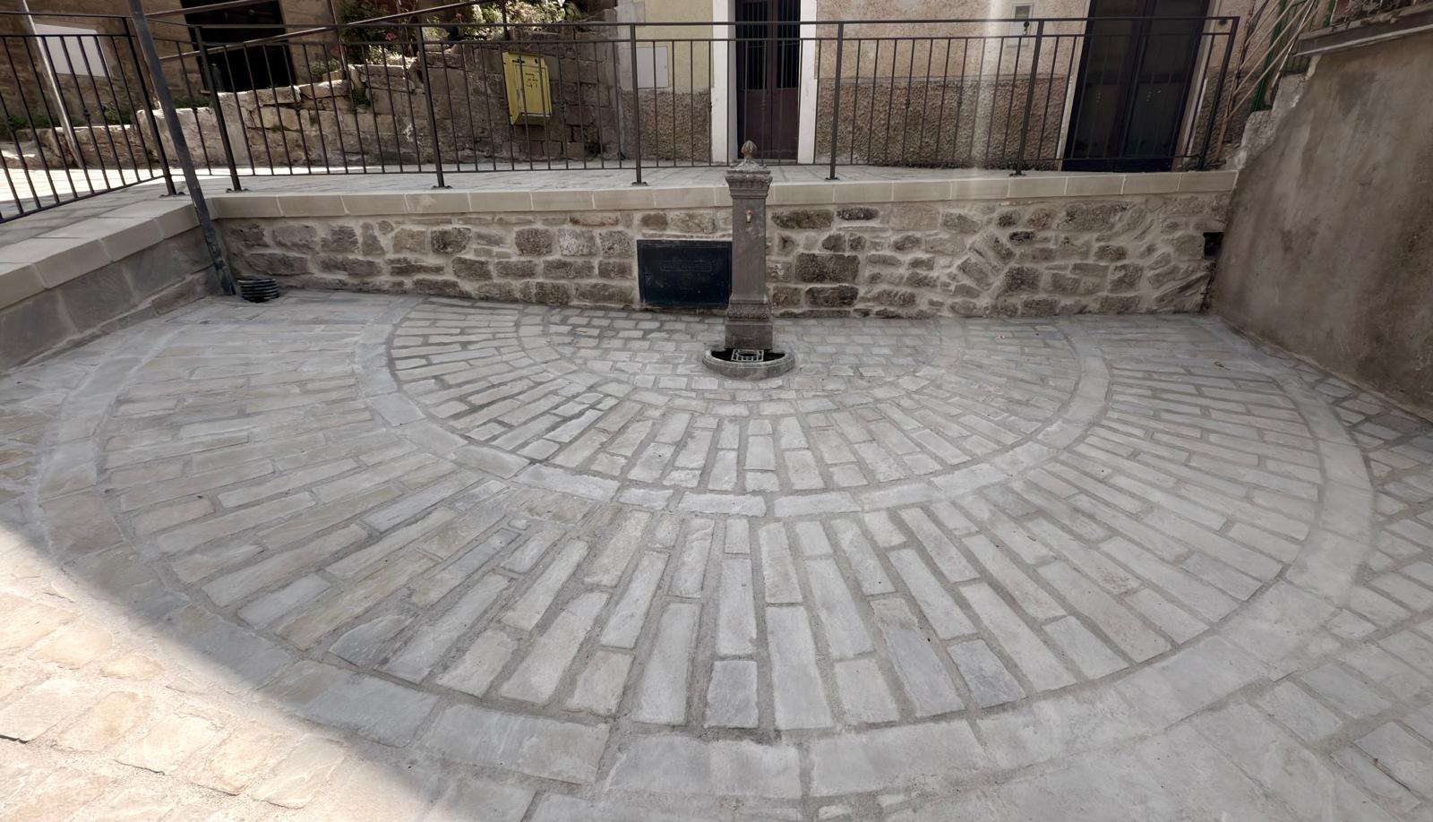 La pavimentazione a raggiera intorno alla fontana