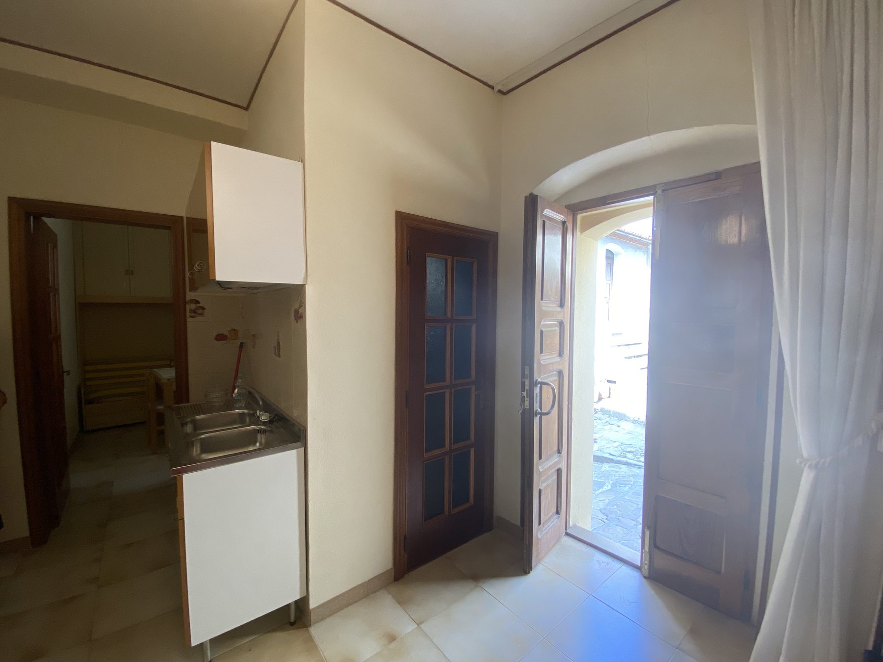 Zona cucina prima dell'intervento