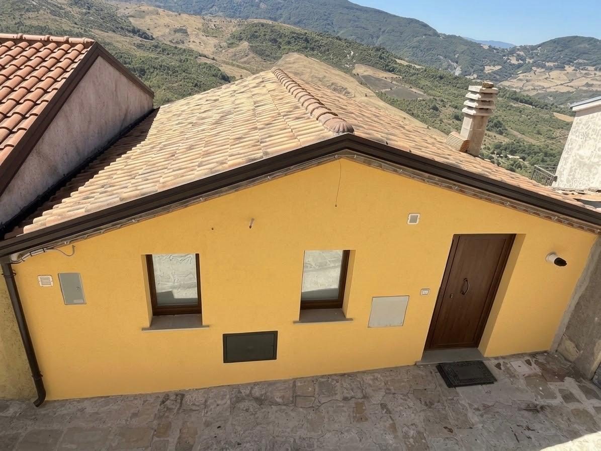 Mini condominio dopo l&rsquo;intervento &mdash; copertura ricostruita vista dall&rsquo;alto