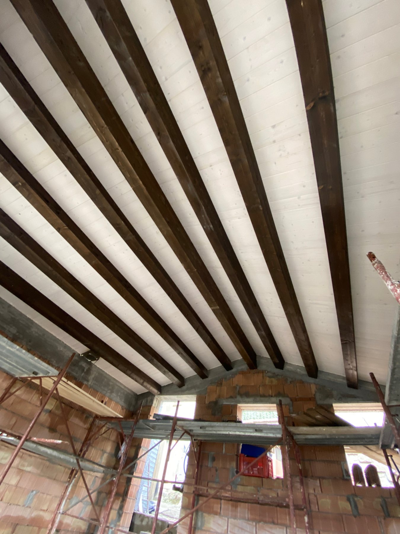 Mini condominio dopo l&rsquo;intervento &mdash; nuovo solaio con travi in legno a vista