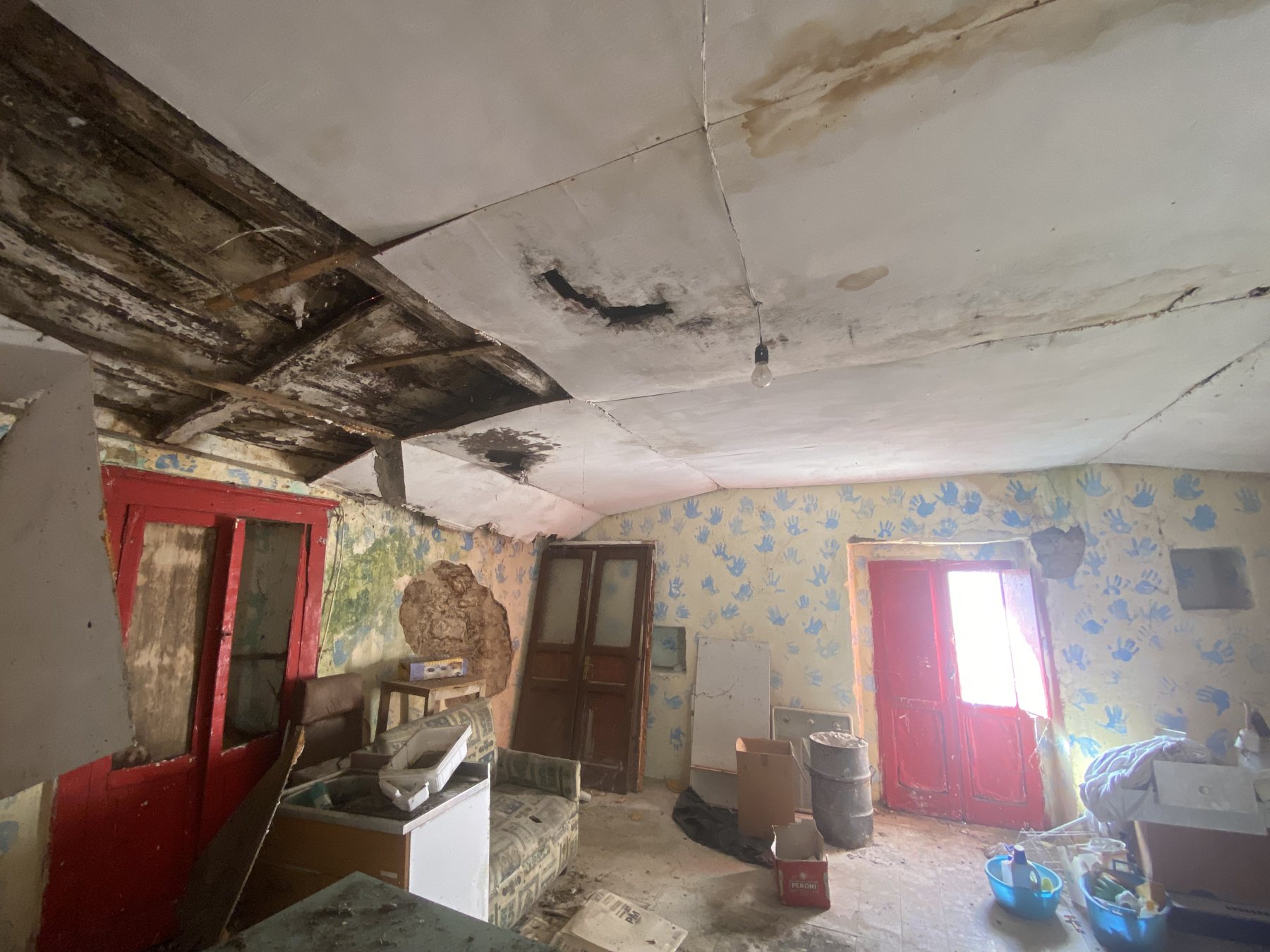 Mini condominio prima dell&rsquo;intervento &mdash; interno con il vecchio solaio in legno degradato