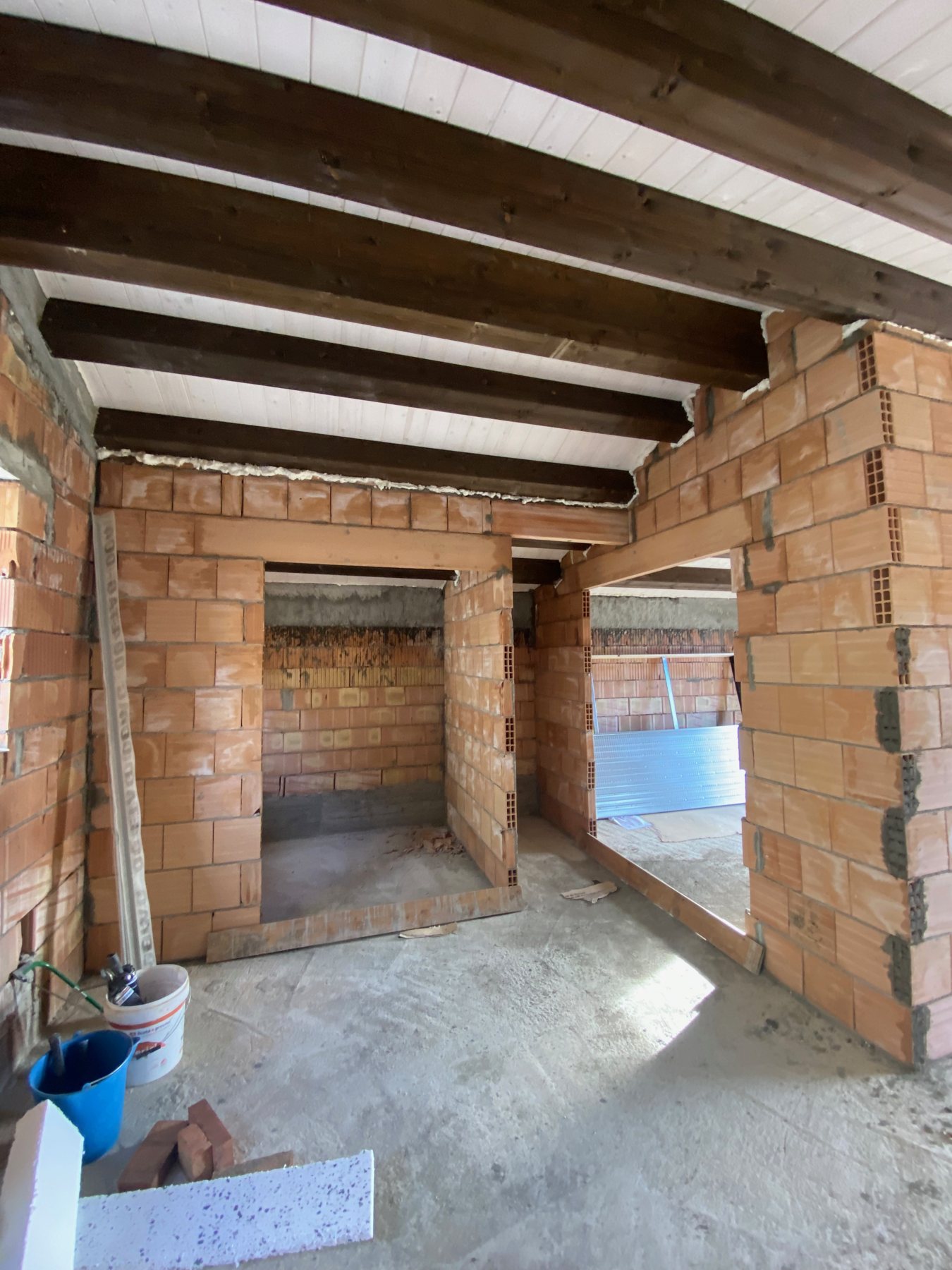 Mini condominio dopo l&rsquo;intervento &mdash; interni con il nuovo solaio in legno e le tramezzature