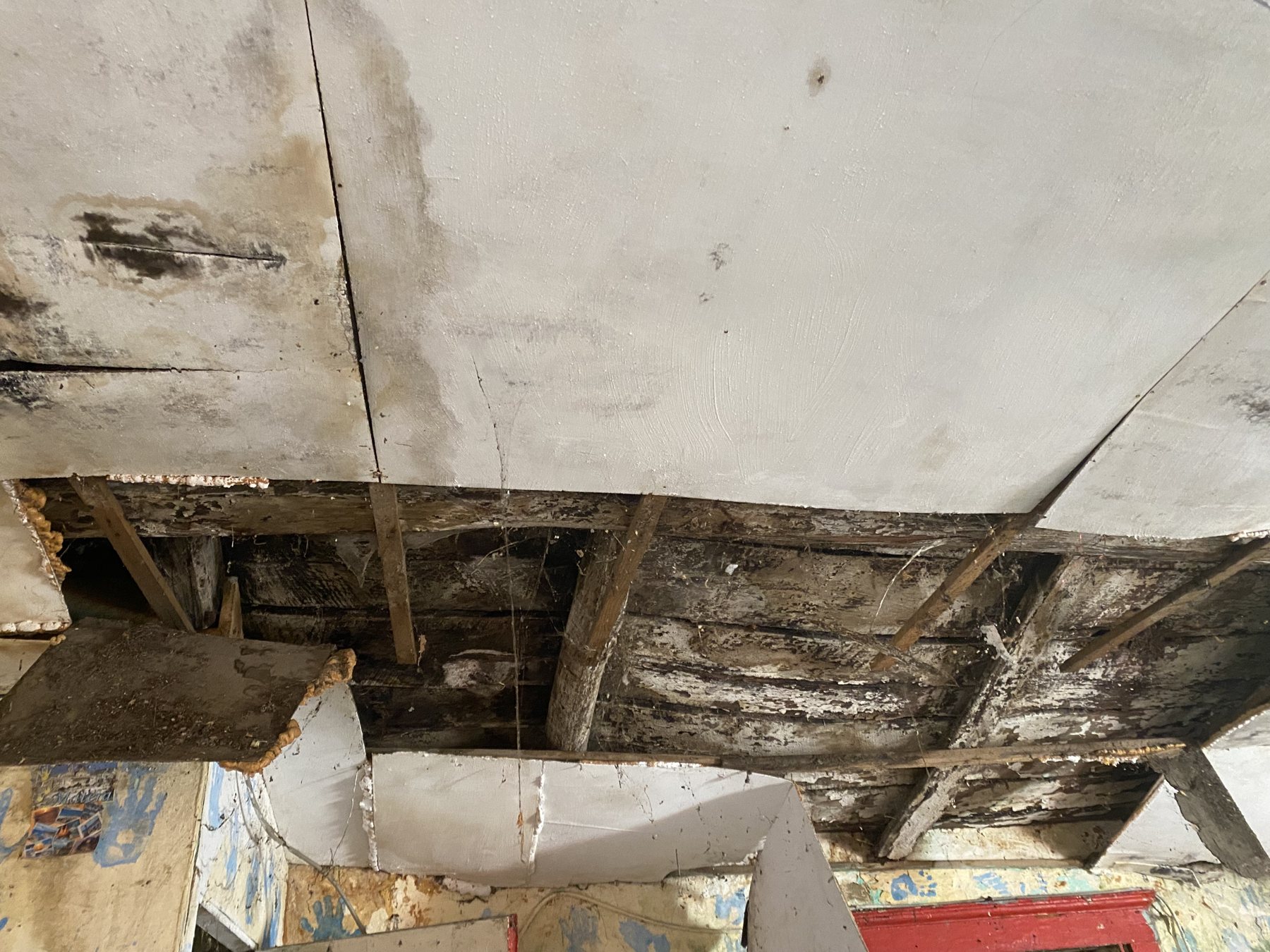 Mini condominio prima dell&rsquo;intervento &mdash; dettaglio del vecchio solaio in legno ammalorato