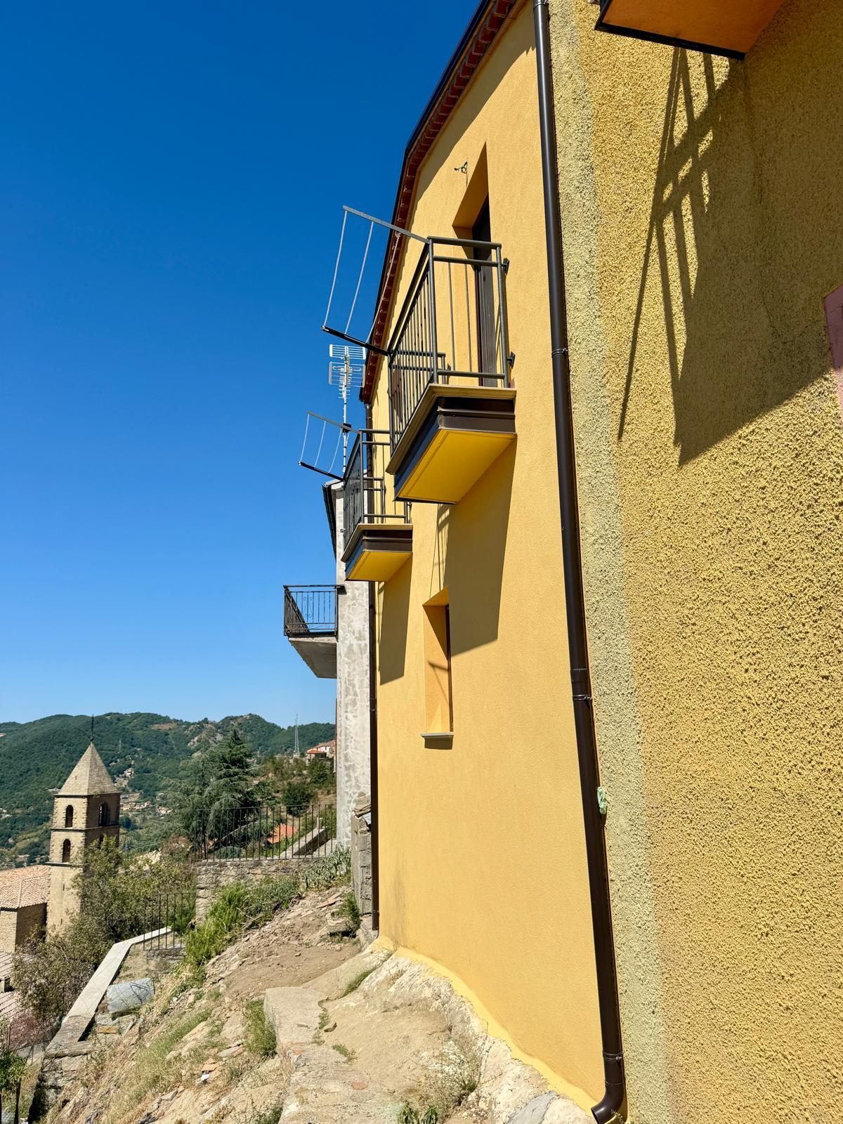 Mini condominio dopo l&rsquo;intervento &mdash; prospetto laterale con i balconi