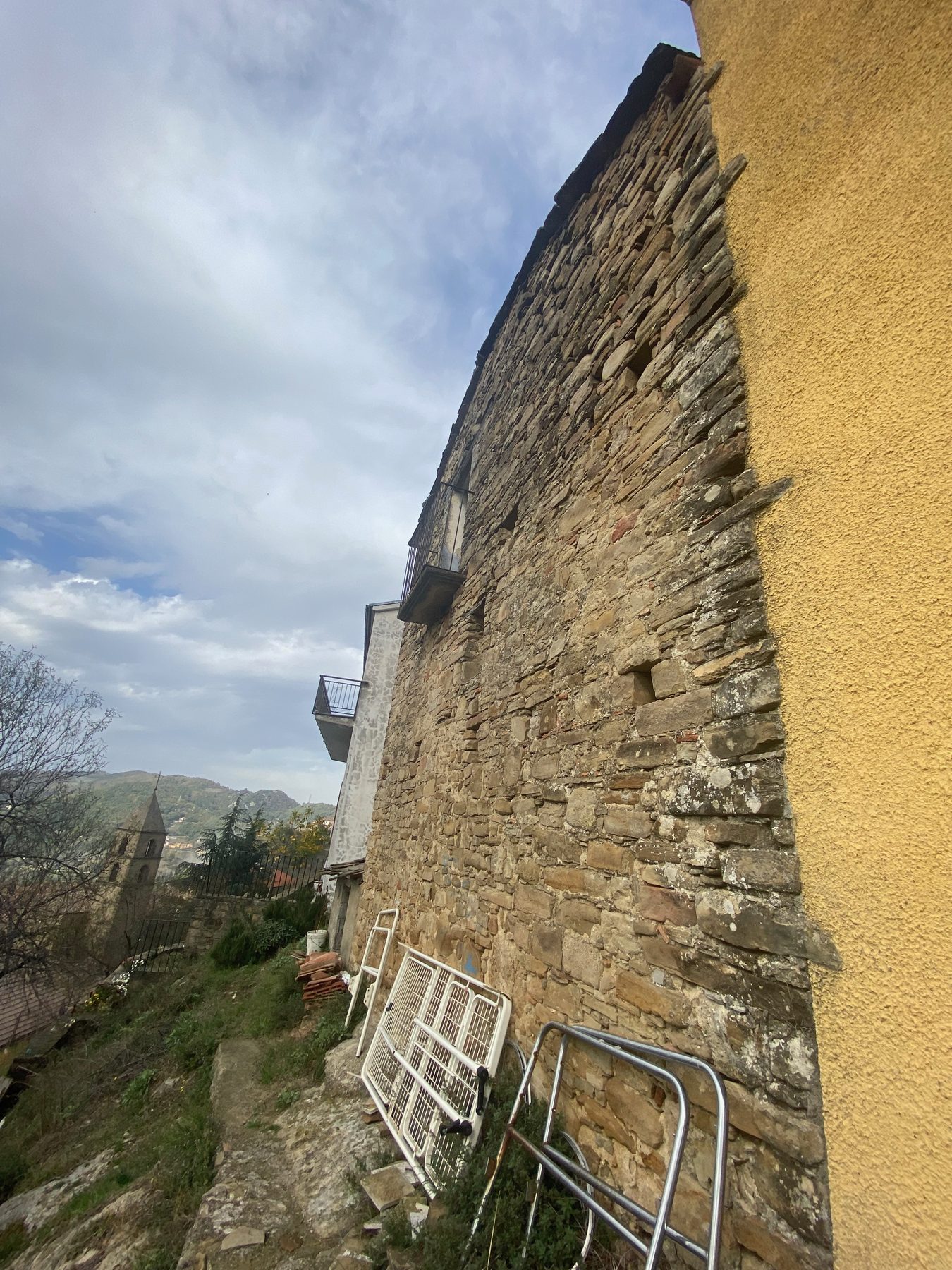 Mini condominio prima dell&rsquo;intervento &mdash; prospetto laterale in pietra