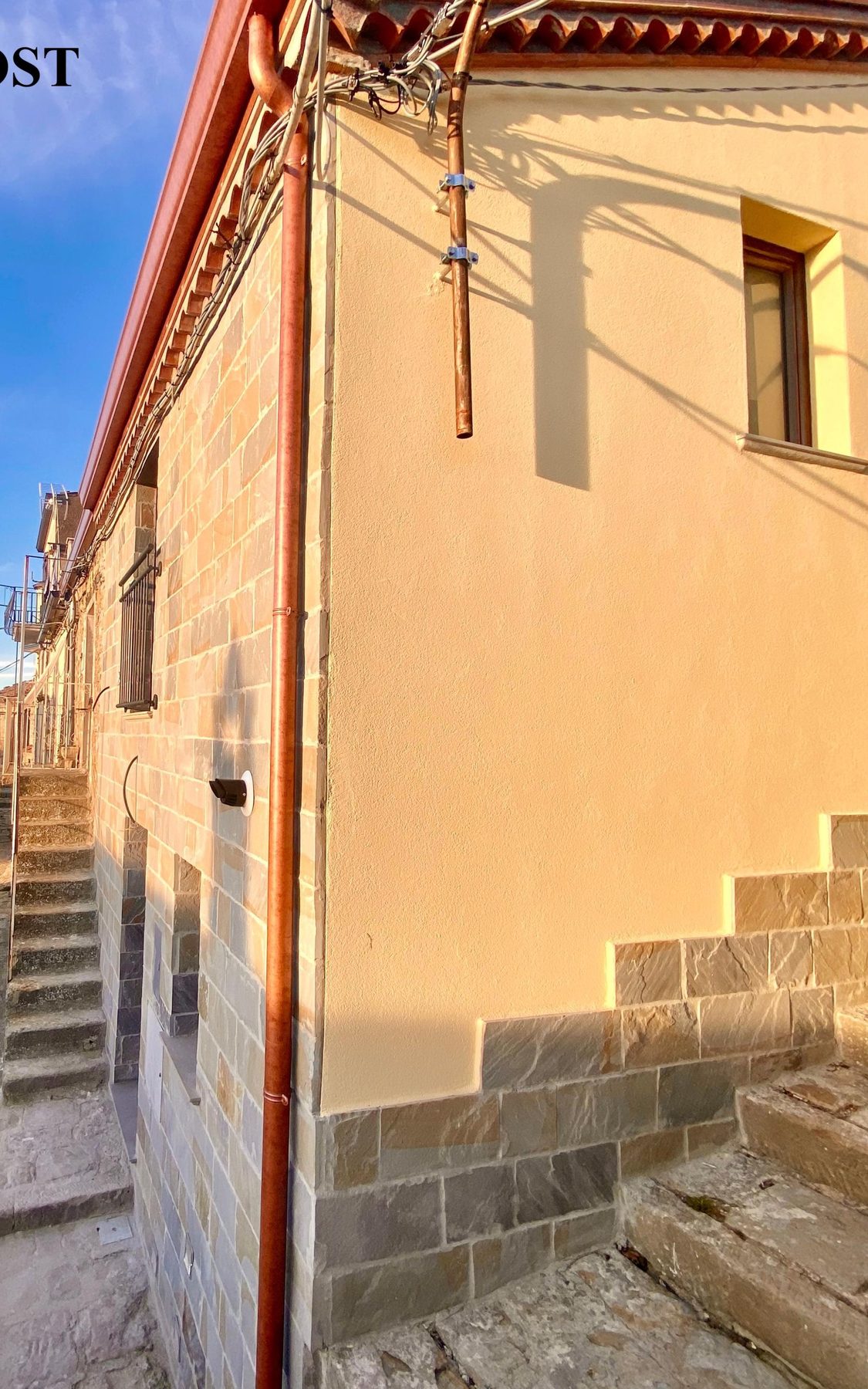 Spigolo dell'edificio dopo l'intervento