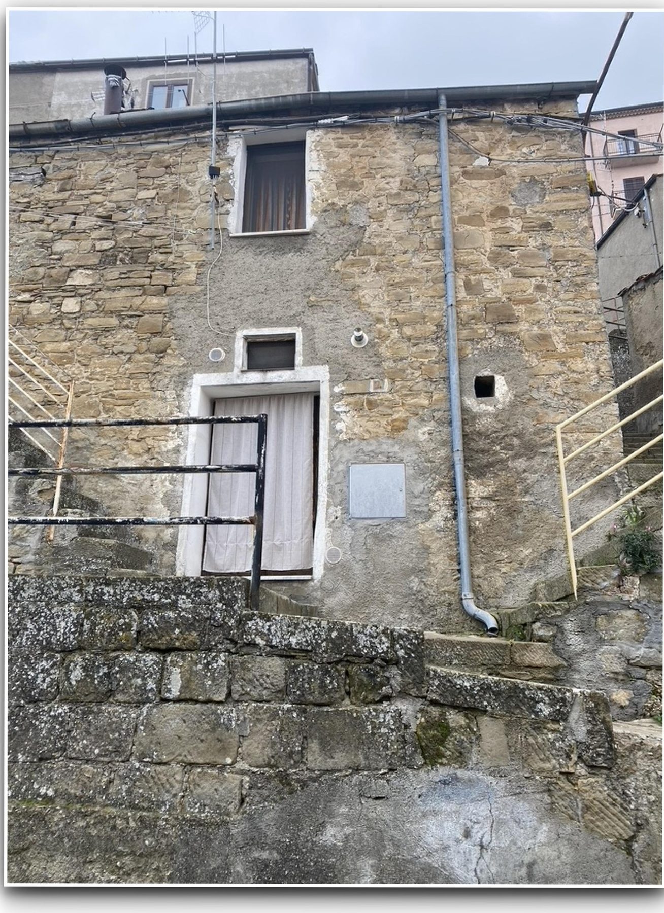 Vista d'insieme del fabbricato prima dell'intervento
