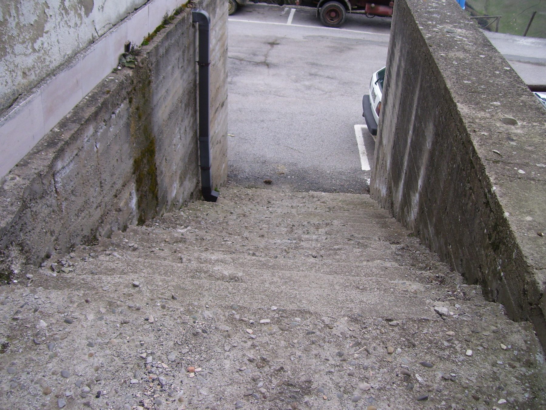 Municipio di Pietrapertosa prima dell&rsquo;intervento &mdash; scala di accesso laterale