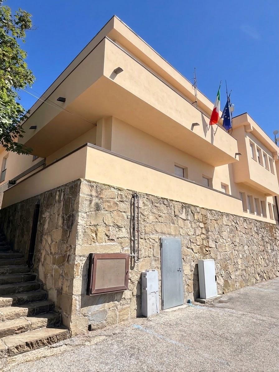 Municipio di Pietrapertosa dopo l&rsquo;intervento &mdash; spigolo con basamento in pietra