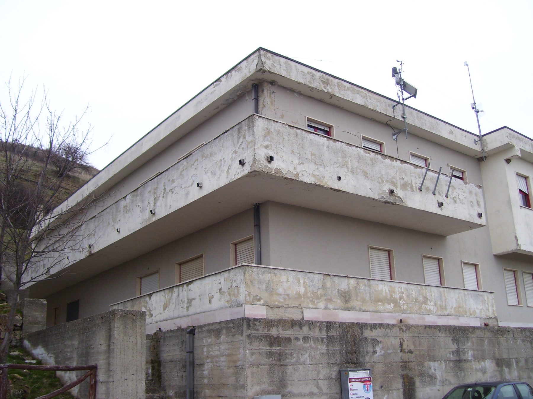Municipio di Pietrapertosa prima dell&rsquo;intervento &mdash; spigolo con basamento in pietra