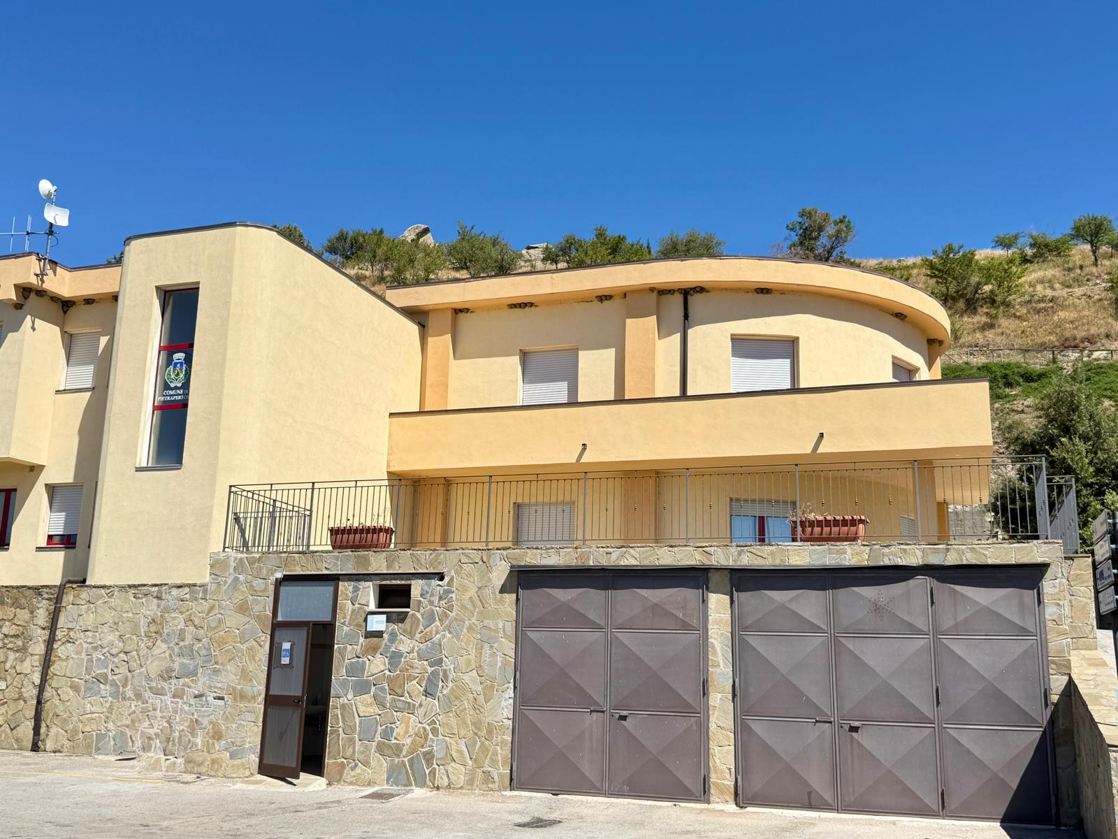 Municipio di Pietrapertosa dopo l&rsquo;intervento &mdash; autorimesse e muro di contenimento