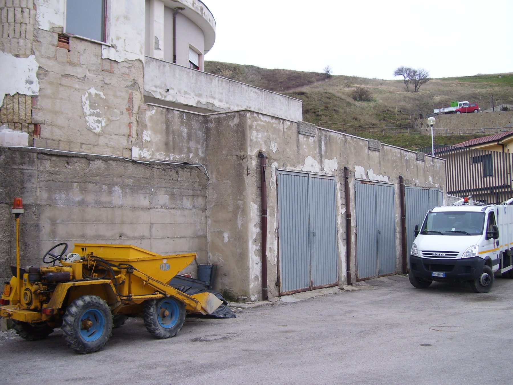 Municipio di Pietrapertosa prima dell&rsquo;intervento &mdash; autorimesse e muro di contenimento