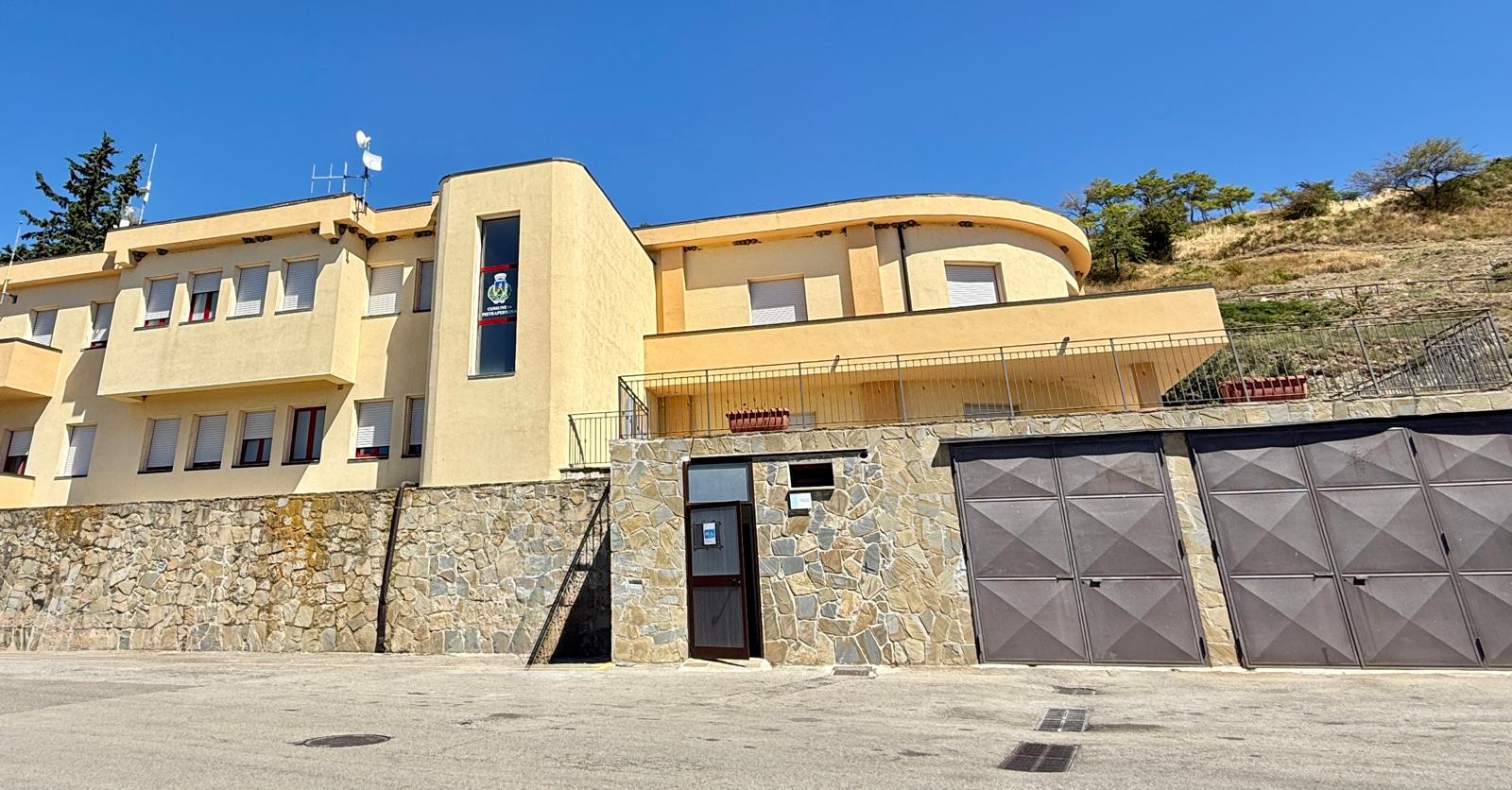 Municipio di Pietrapertosa dopo l&rsquo;intervento &mdash; vista d'insieme dal piazzale