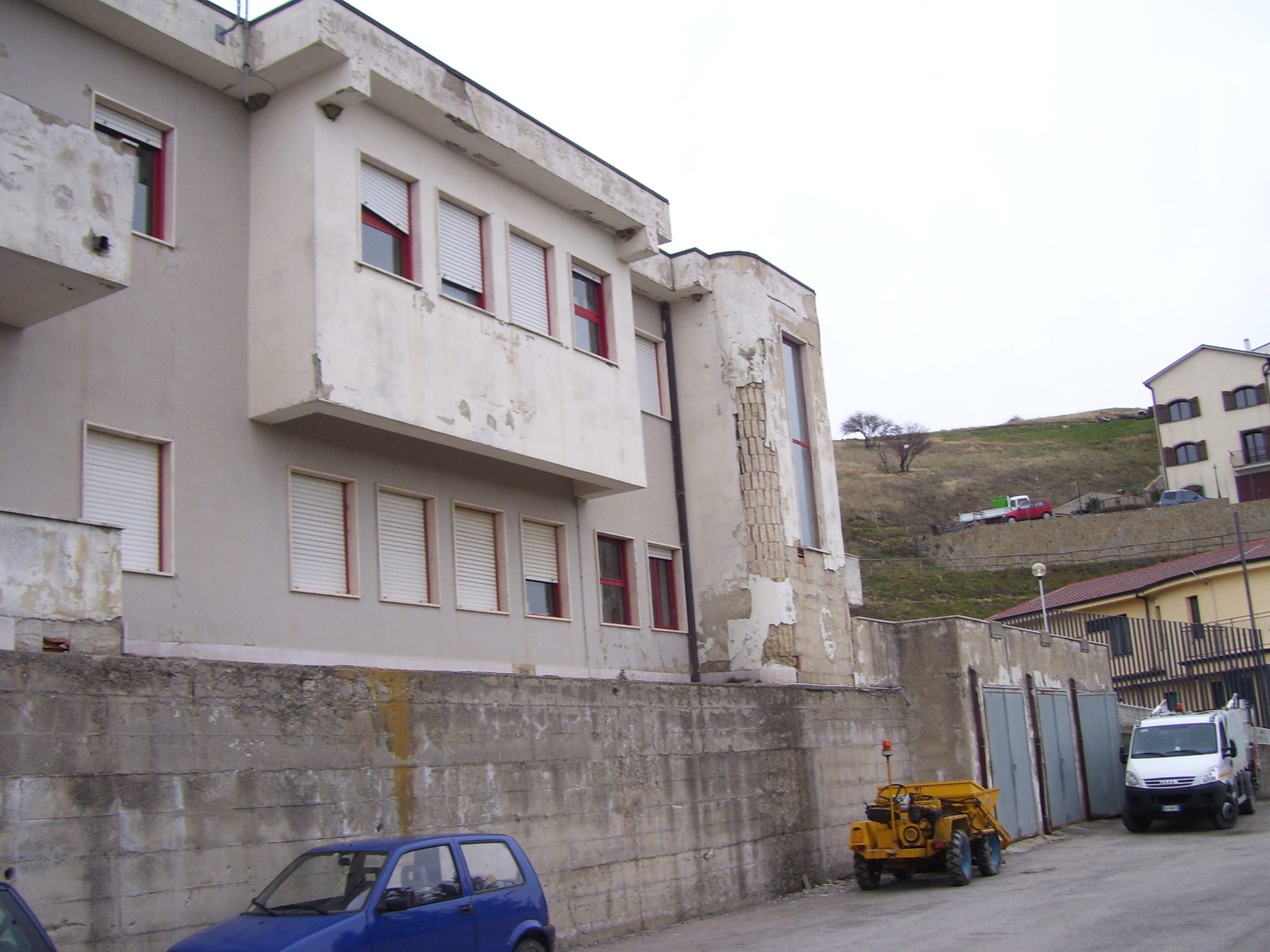 Municipio di Pietrapertosa prima dell&rsquo;intervento &mdash; vista d'insieme dal piazzale