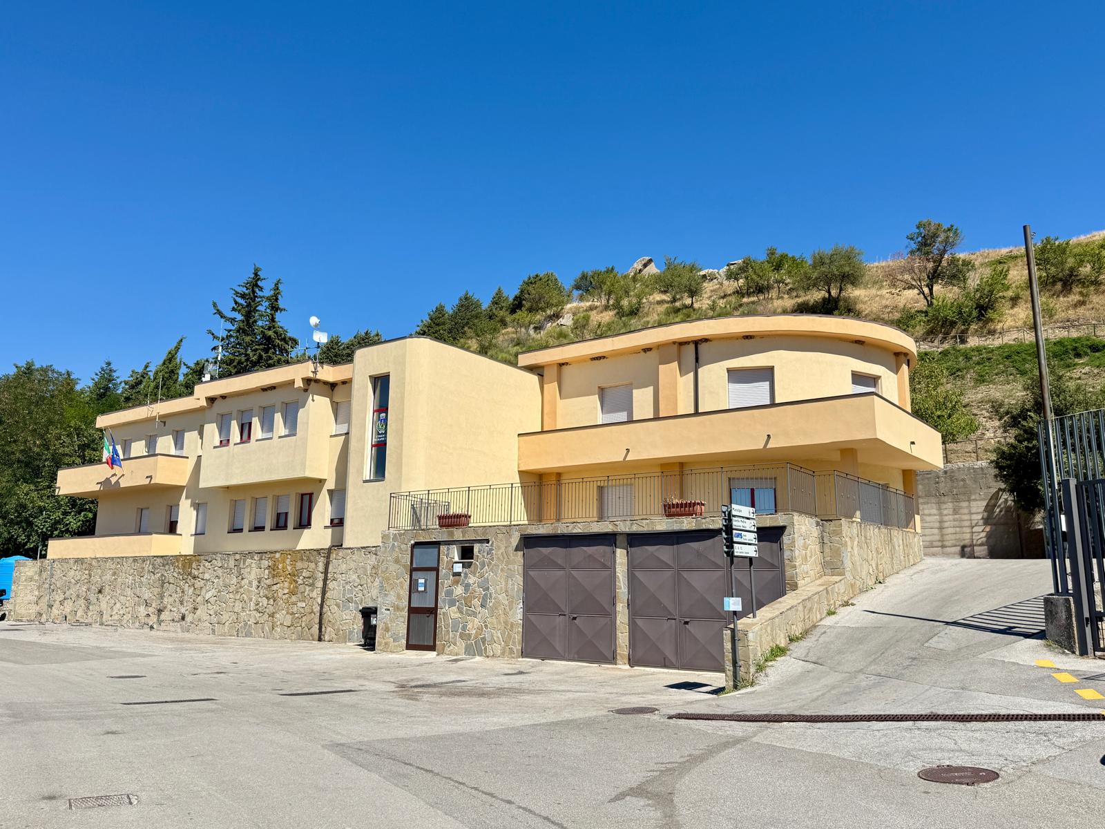 Municipio di Pietrapertosa dopo l&rsquo;intervento &mdash; accesso da valle e fronte su strada