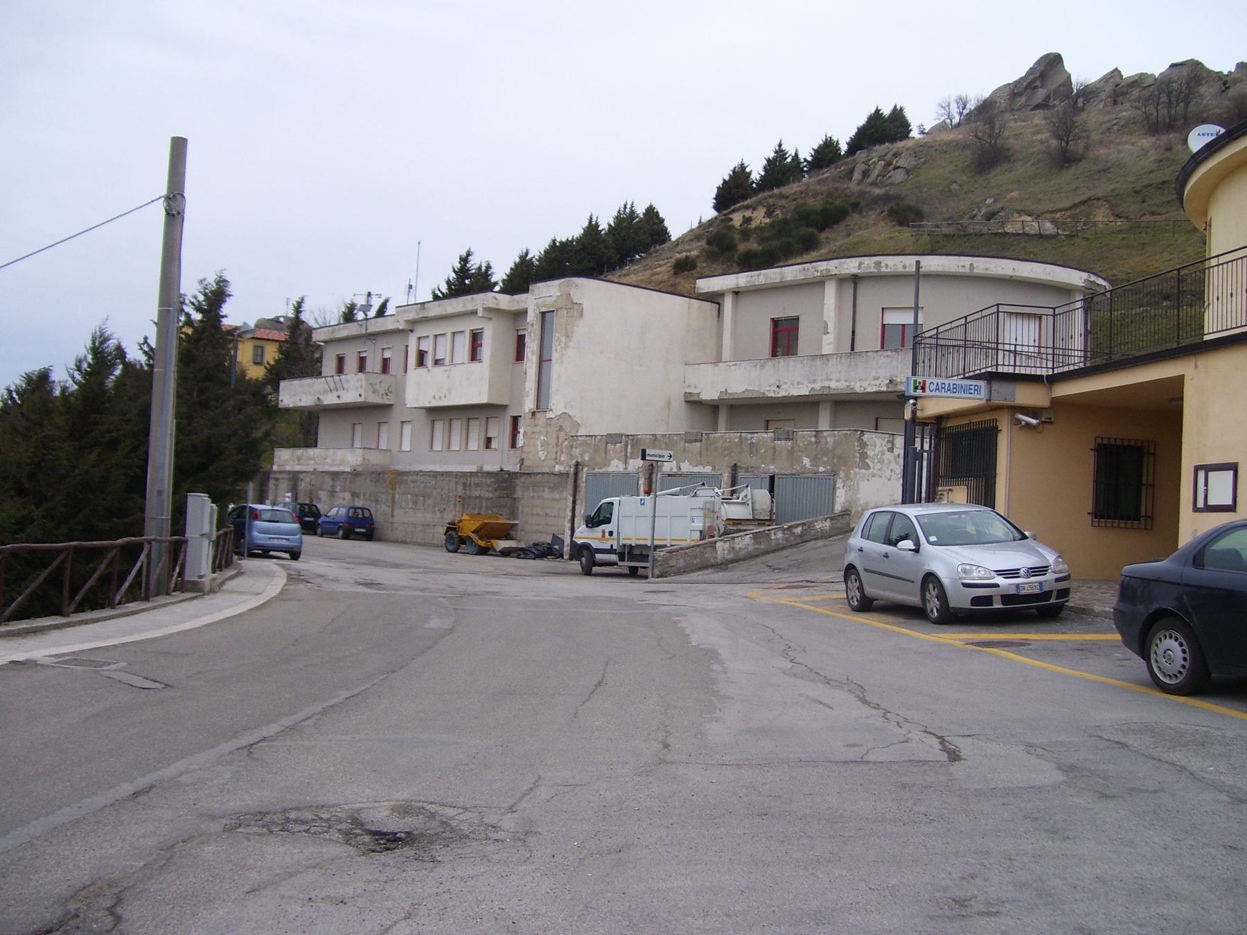 Municipio di Pietrapertosa prima dell&rsquo;intervento &mdash; accesso da valle e fronte su strada