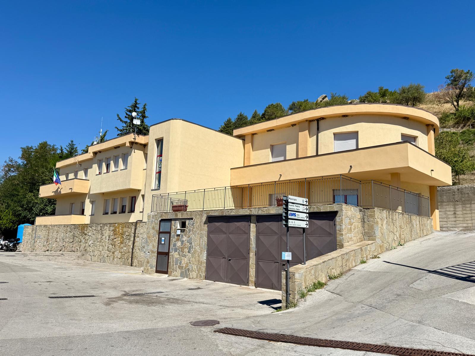 Municipio di Pietrapertosa dopo l&rsquo;intervento &mdash; vista d'insieme del complesso da nord
