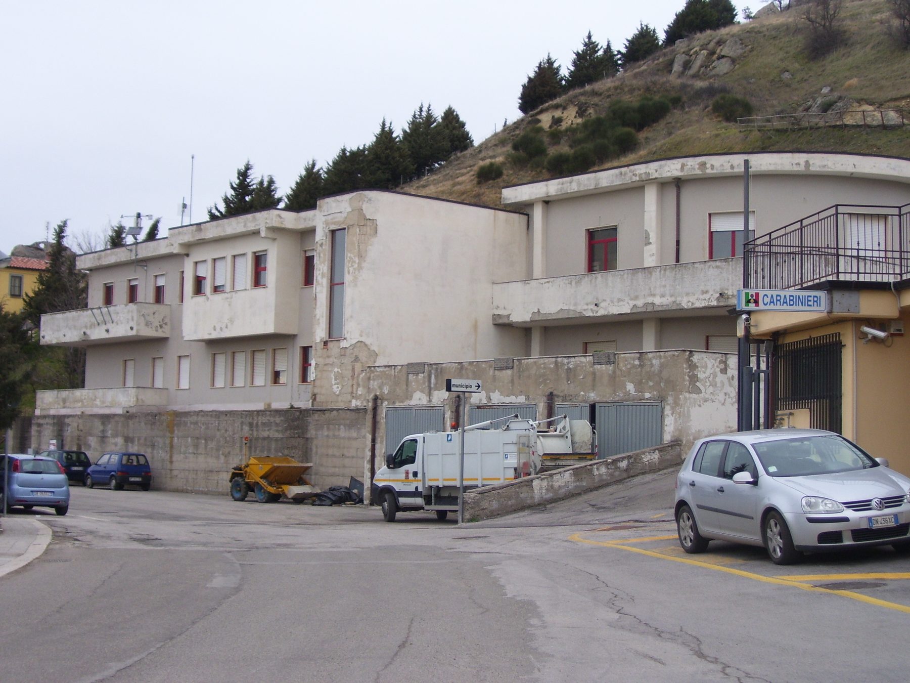 Municipio di Pietrapertosa prima dell&rsquo;intervento &mdash; vista d'insieme del complesso da nord