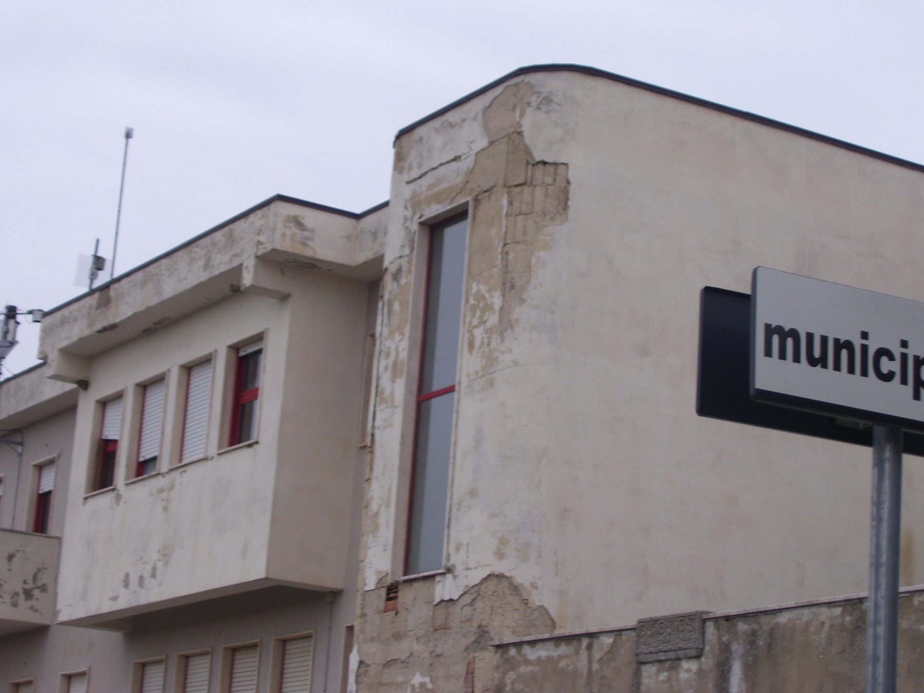 Municipio di Pietrapertosa prima dell&rsquo;intervento &mdash; fronte su via della speranza, seconda vista