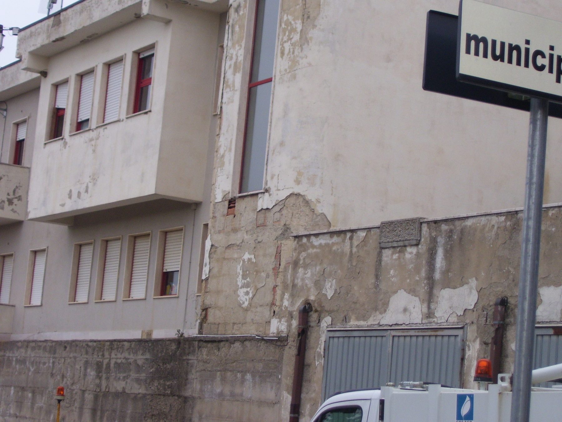 Municipio di Pietrapertosa prima dell&rsquo;intervento &mdash; fronte su via della speranza