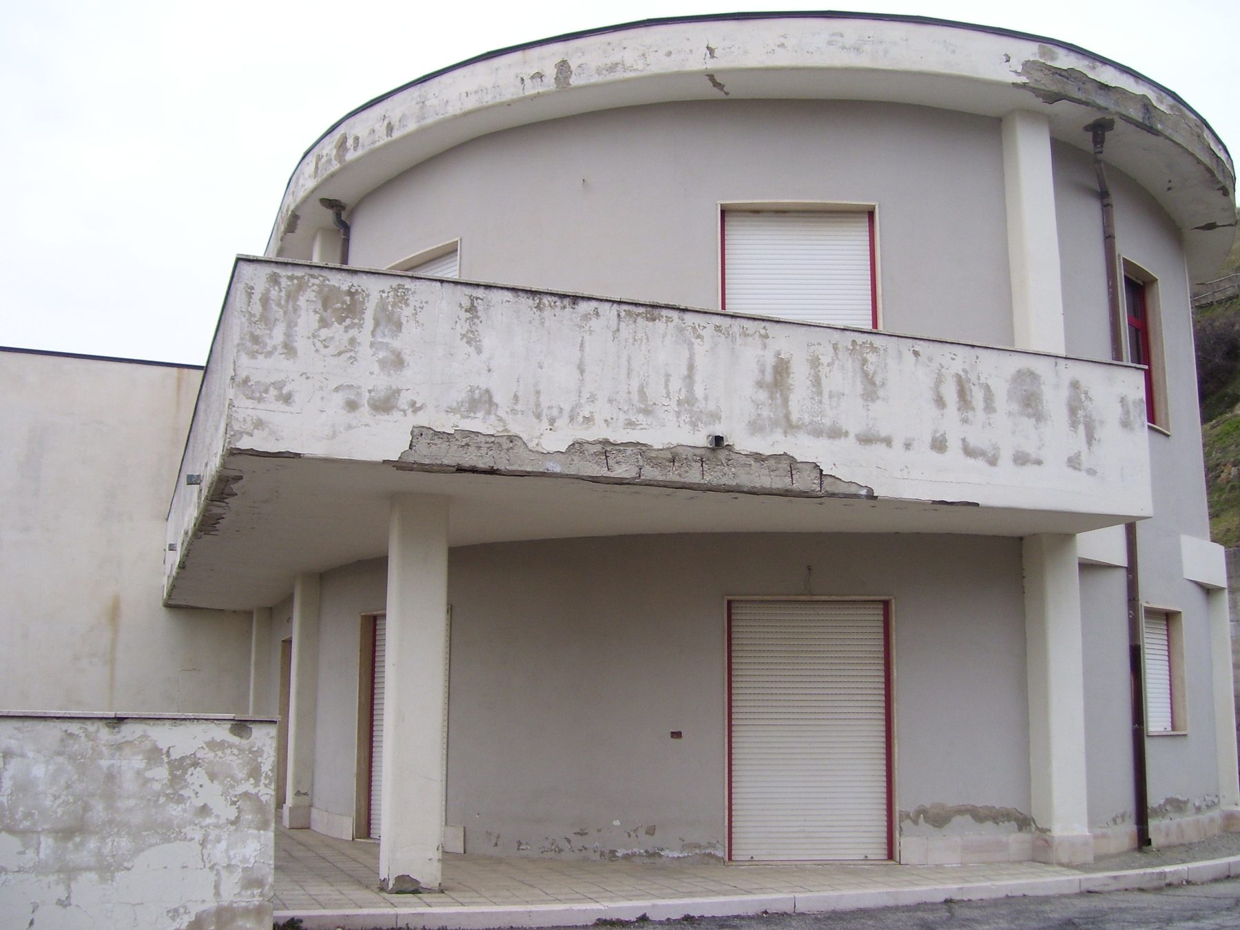 Municipio di Pietrapertosa prima dell&rsquo;intervento &mdash; corpo curvo del fronte principale