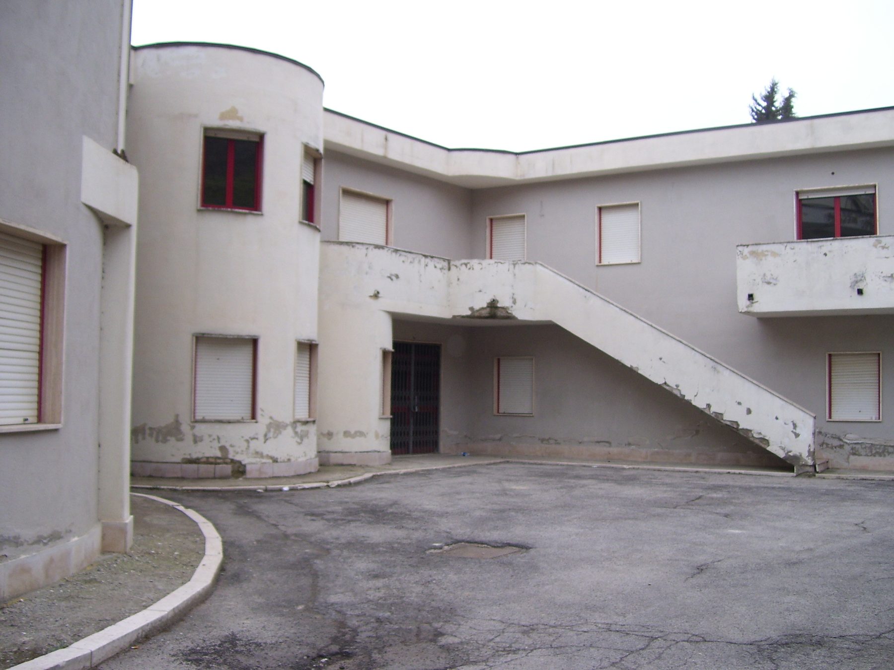 Municipio di Pietrapertosa prima dell&rsquo;intervento &mdash; corte interna e scala esterna