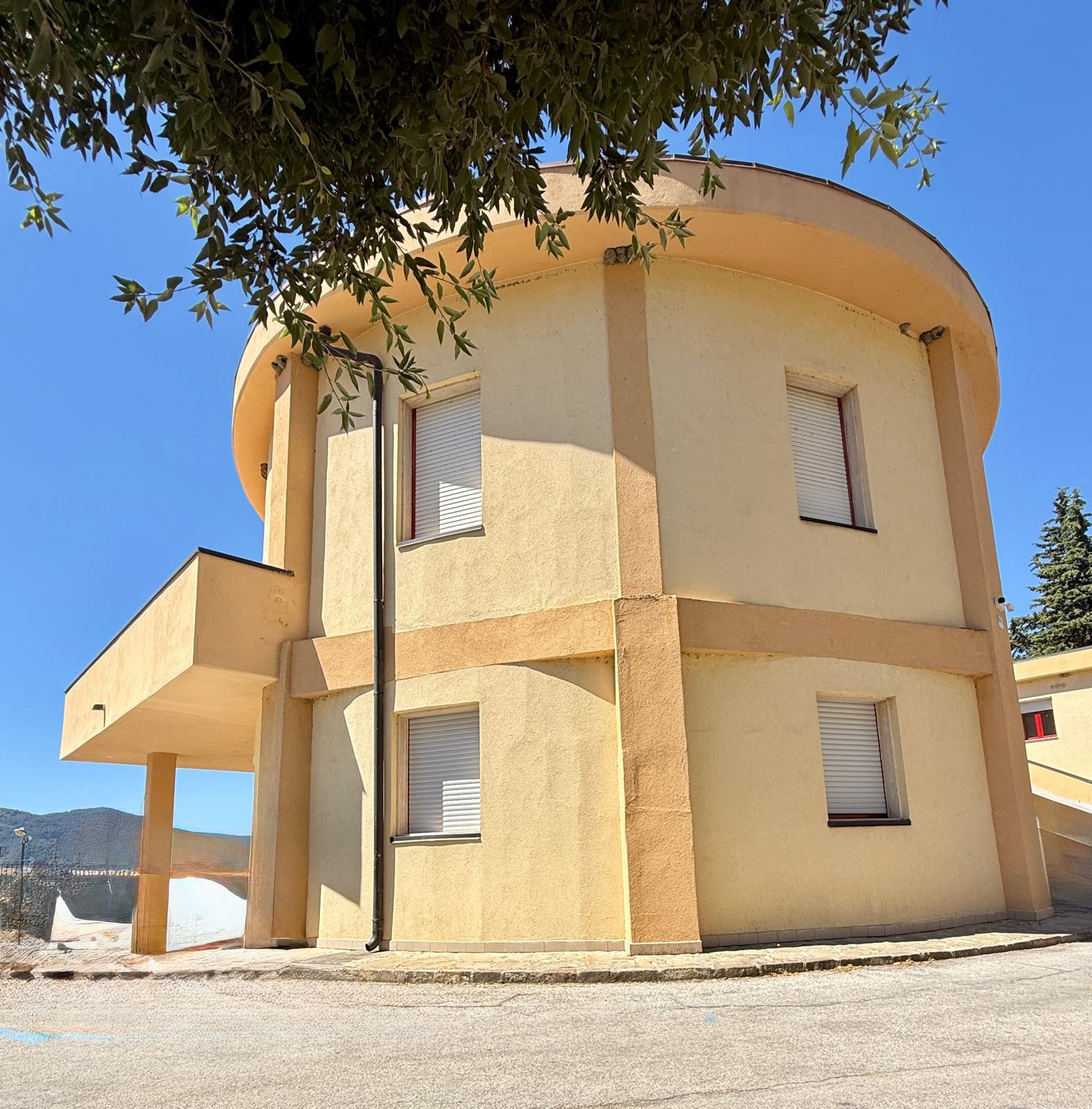 Municipio di Pietrapertosa dopo l&rsquo;intervento &mdash; torre cilindrica, vista dal basso