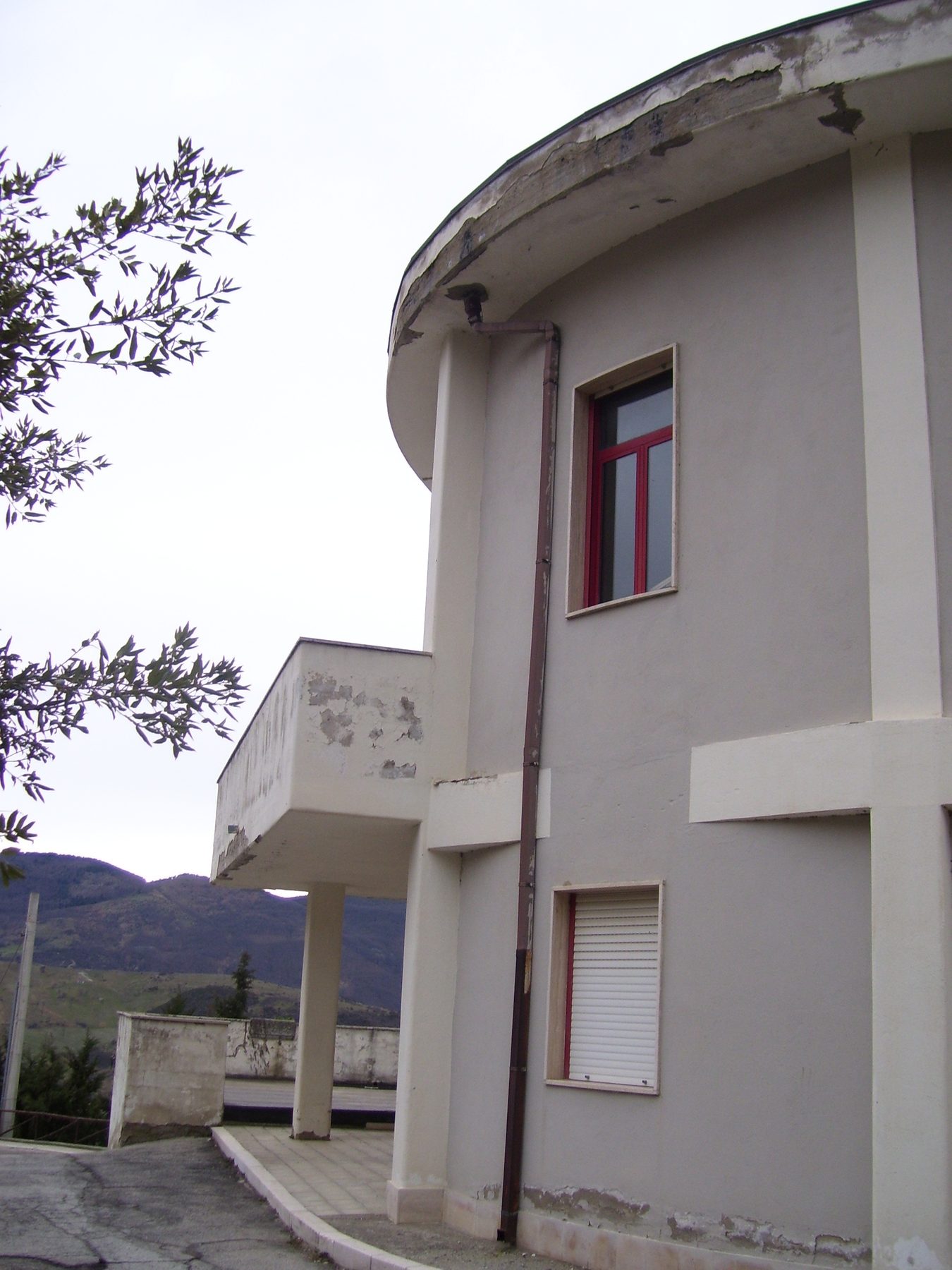 Municipio di Pietrapertosa prima dell&rsquo;intervento &mdash; torre cilindrica, vista dal basso