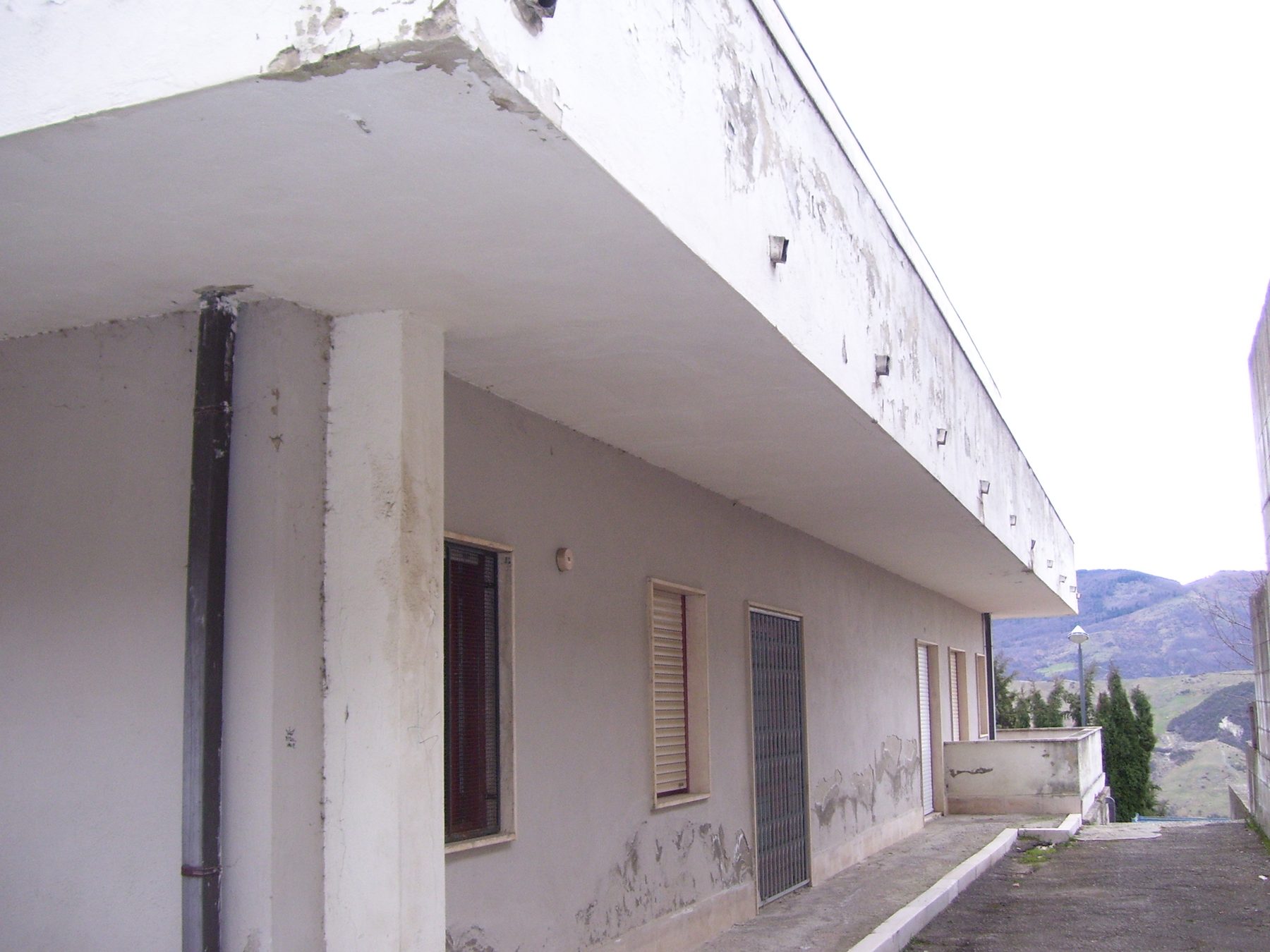 Municipio di Pietrapertosa prima dell&rsquo;intervento &mdash; fianco laterale e sottogronda