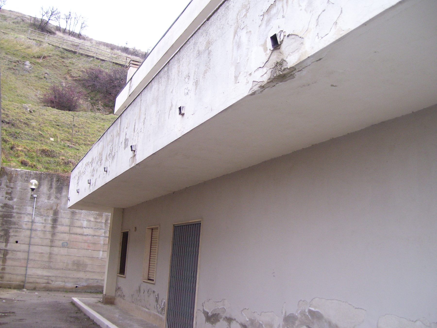 Municipio di Pietrapertosa prima dell&rsquo;intervento &mdash; fronte posteriore sul muro di contenimento
