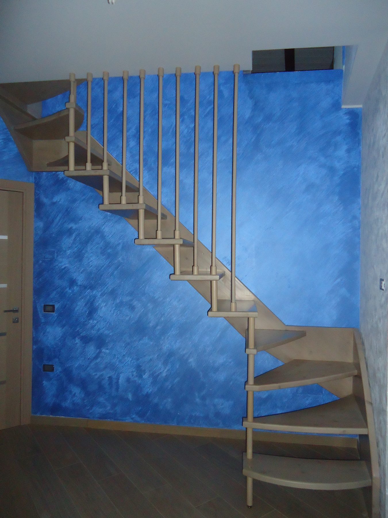 Scala interna in legno con parete a velatura blu