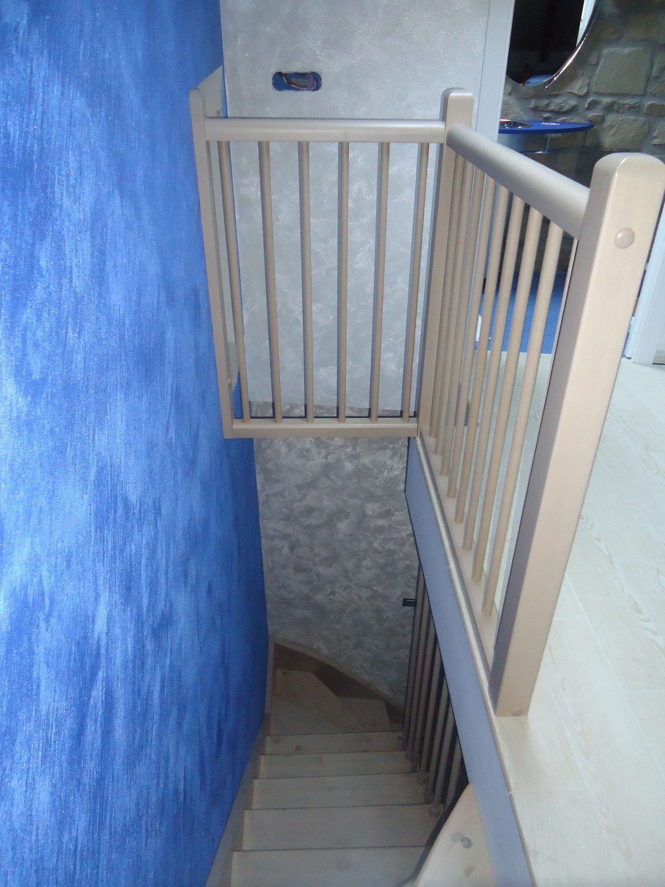 Vano scala e parapetto in legno