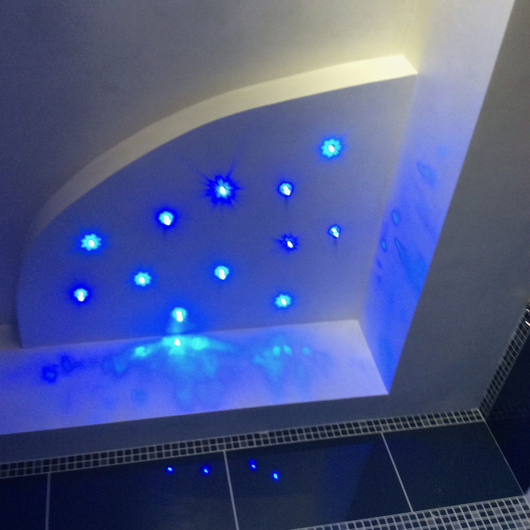 Cielo stellato a LED sopra la vasca