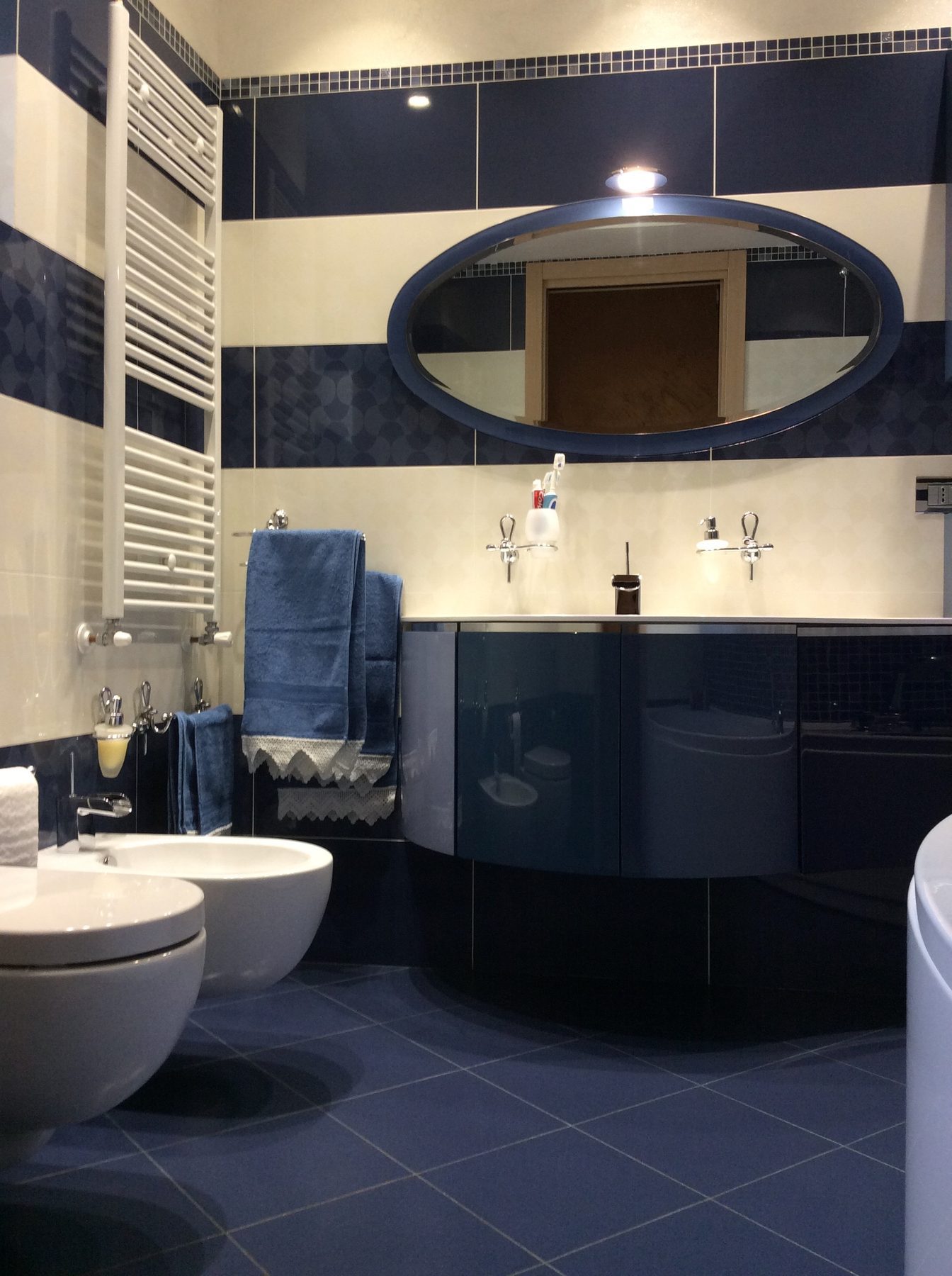 Bagno, vista d'insieme con lavabi e specchio